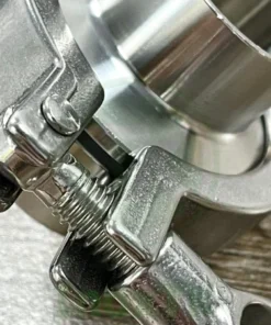 Lắp đặt bộ clamp inox bằng cách siết cùm kẹp chắc chắn
