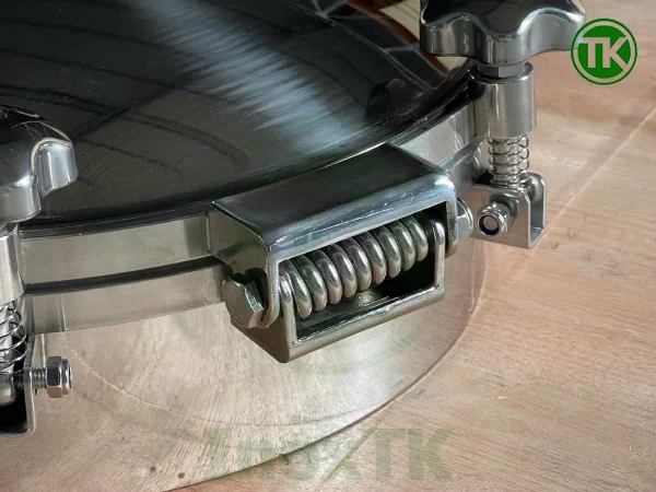 Lò xo trợ lực giúp mở và giữ cho nắp bồn trong trạng thái mở một góc cố định