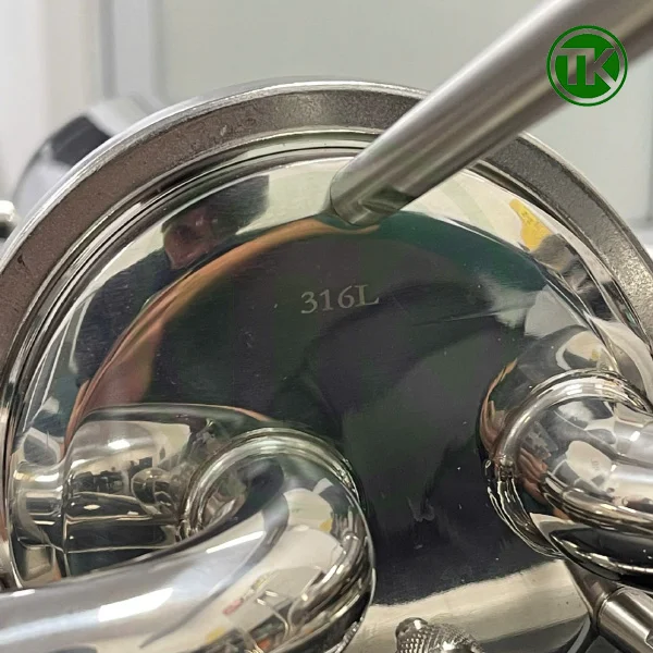 Chất liệu chuẩn inox được khắc rõ ràng