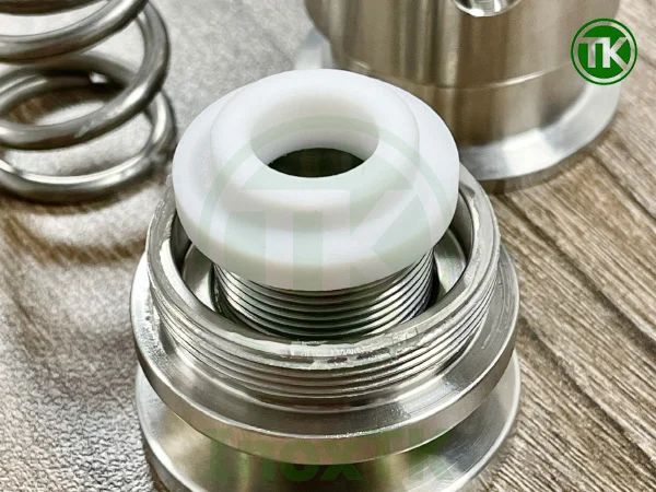 Teflon còn được dùng làm các bộ phận chính của thiết bị