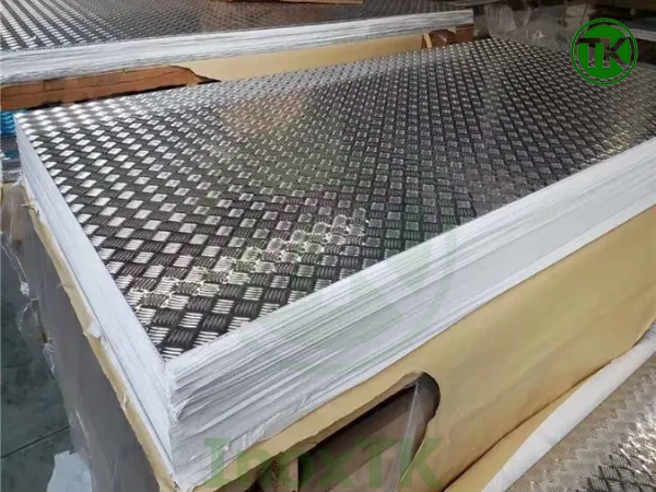 Nên kiểm tra kỹ bề mặt lại ít nhất 1 lần trước khi hoàn thành quá trình vệ sinh và bảo dưỡng tấm inox chống trượt
