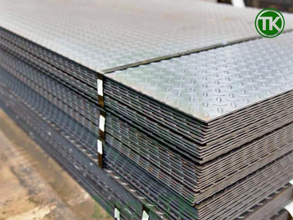 Phương pháp gia công cũng là một yếu tố ảnh hưởng đến giá tấm inox chống trượt