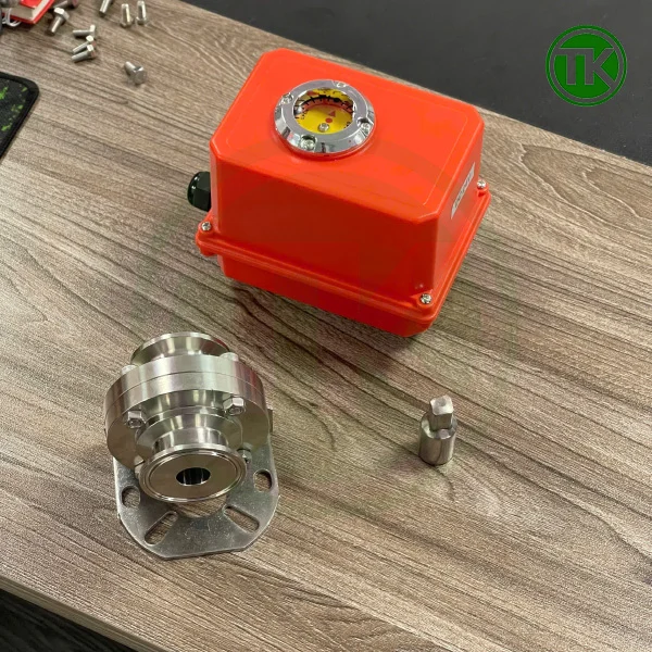 Van bướm vi sinh điều khiển điện 24V được ghép lại từ 2 bộ phận chính là van và đầu điện 24V