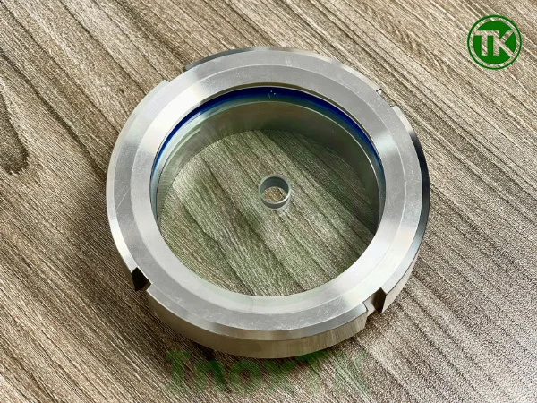 Thấu kính là kính cường lực trong suốt có khả năng chịu nhiệt, chịu áp lực tốt