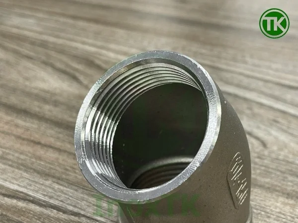 Thiết kế ren giúp việc kết nối cút 45 độ với hệ thống đường ống đơn giản và nhanh chóng