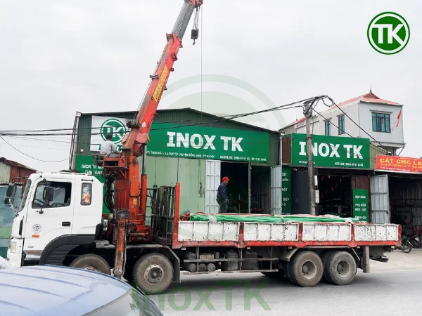 Xe hàng chở ống inox vi sinh về kho Inox TK