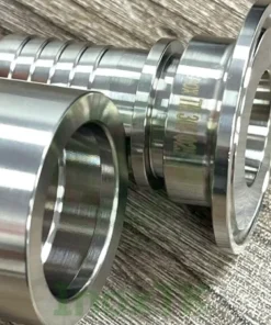 Đuôi chuột có rãnh khớp với gờ của áo bấm giúp giữ cố định vị trí 2 chi tiết khi bấm