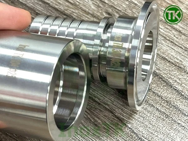 Đuôi chuột có rãnh khớp với gờ của áo bấm giúp giữ cố định vị trí 2 chi tiết khi bấm