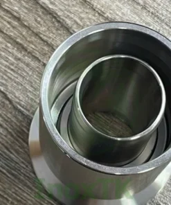 Ống mềm sẽ được đưa vào giữa 2 chi tiết rồi đưa vào máy bấm
