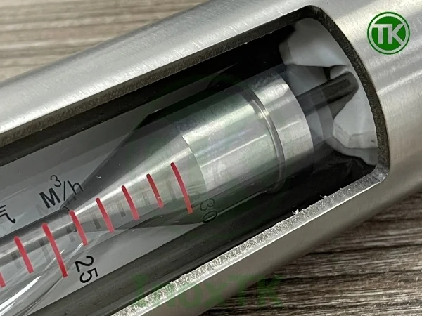 Lưu lượng kế LZB inox thể hiện lưu lượng thông qua vị trí của phao đo
